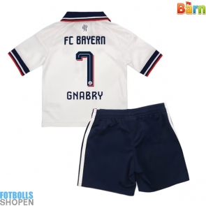 Billiga Bayern Munich Serge Gnabry #7 Bortatröja Barn 2026-27 Kortärmad (+ Korta byxor)